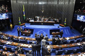 Projeto que prevê a demissão de servidor por baixo desempenho perde força no Senado