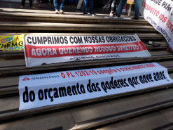 No dia do Servidor Público o SINDALEMG participou, na entrada da ALMG, de ato CONTRA o Regime de Recuperação Fiscal e CONTRA à PEC 32